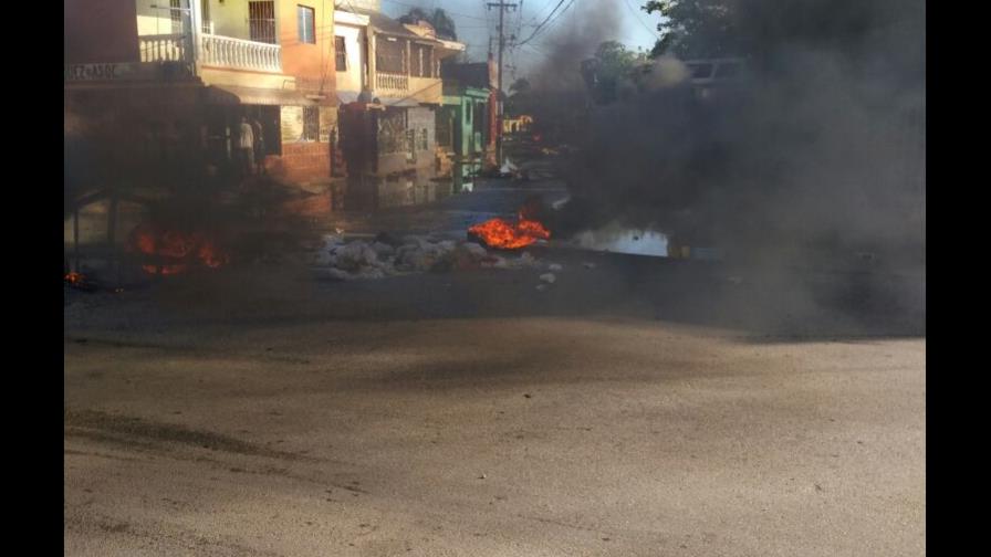 Protestan en Barrio Lindo de San Pedro de Macorís por acumulación de agua