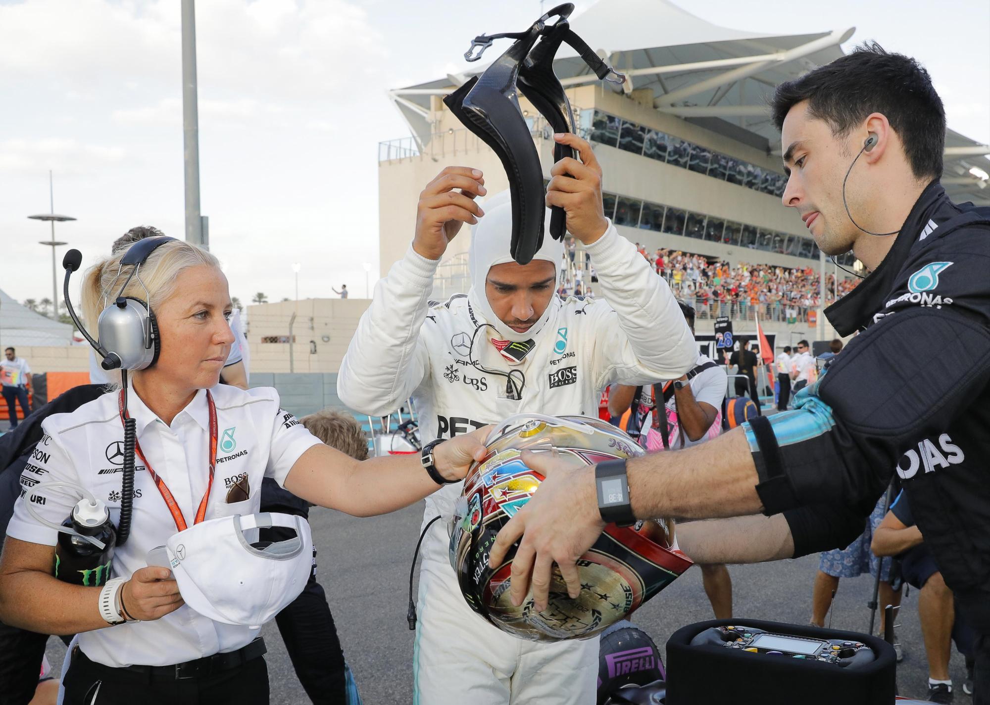  El piloto británico de Fórmula Uno Lewis Hamilton (C) de Mercedes AMG GP se prepara para el inicio del Gran Premio de Fórmula Uno 2017 de Abu Dhabi en el Circuito Yas Marina en Abu Dhabi, Emiratos Árabes Unidos, 26 de noviembre de 2017.
