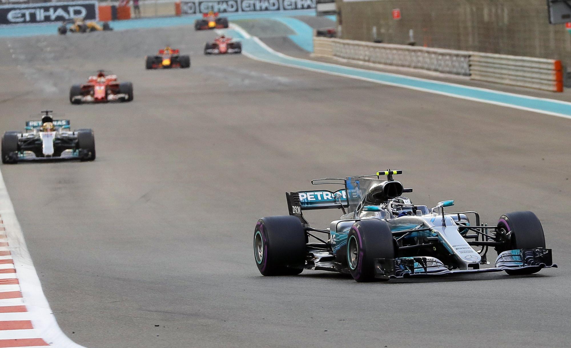 El piloto finlandés de Fórmula Uno Valtteri Bottas (delantero) de Mercedes AMG GP lidera el grupo durante el Gran Premio de Fórmula Uno 2017 de Abu Dhabi en el Circuito Yas Marina en Abu Dhabi, United Emiratos Árabes, 26 de noviembre de 2017.