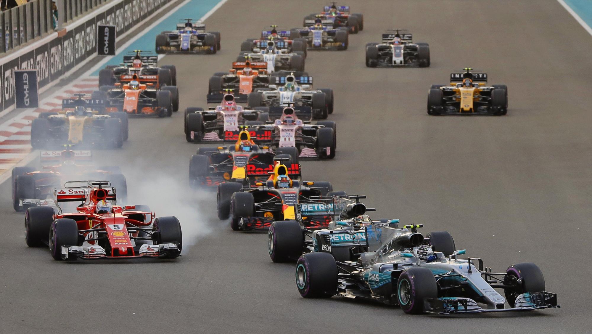  El piloto finlandés de Fórmula Uno Valtteri Bottas (delantero) de Mercedes AMG GP lidera el grupo al comienzo del Gran Premio de Fórmula Uno 2017 de Abu Dhabi en el Circuito Yas Marina de Abu Dhabi, Emiratos Árabes Unidos, 26 de noviembre de 2017.