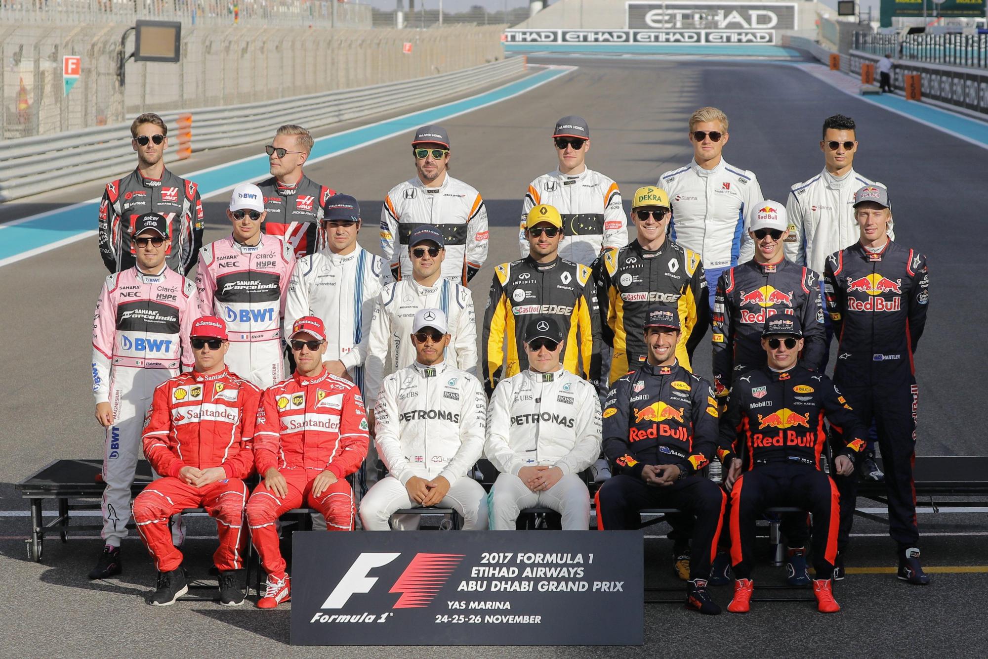 Los pilotos de Fórmula Uno de la temporada 2017 posan para los fotógrafos antes del comienzo del Gran Premio de Fórmula Uno 2017 de Abu Dhabi en el Circuito Yas Marina en Abu Dhabi, Emiratos Árabes Unidos, 26 de noviembre de 2017. 