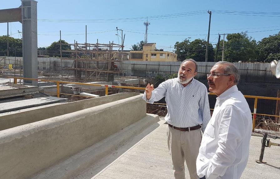 Danilo supervisa trabajos en hospitales Moscoso Puello y Luis Eduardo Aybar