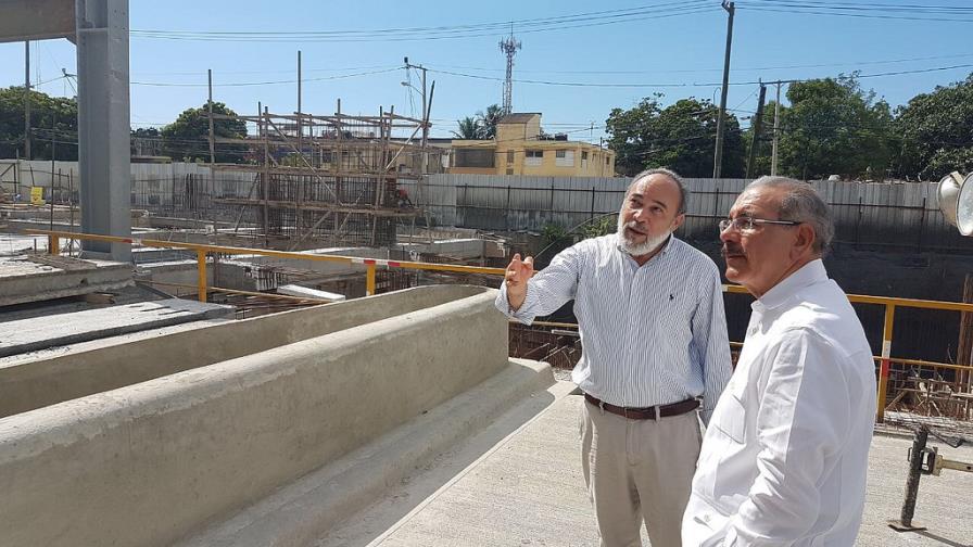 Danilo supervisa trabajos en hospitales Moscoso Puello y Luis Eduardo Aybar