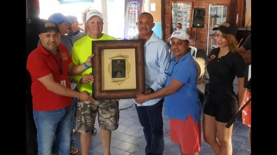 Club Náutico de Montecristi reconoce a Tony Peña Club Náutico de Montecristi reconoce a Tony Peña