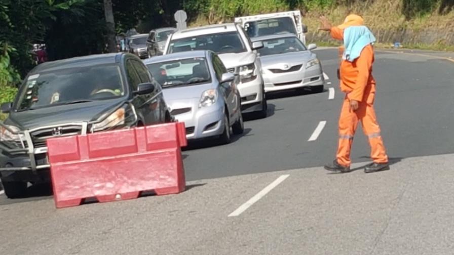 Trabajan para habilitar  tránsito en tramo de la autopista Duarte afectado por derrumbe