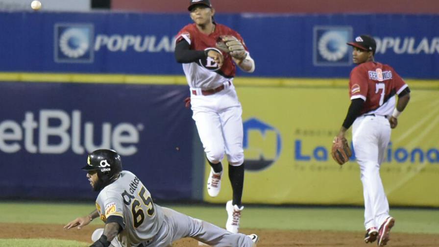 Escogido se acerca al cuarto con el bate de Paulino