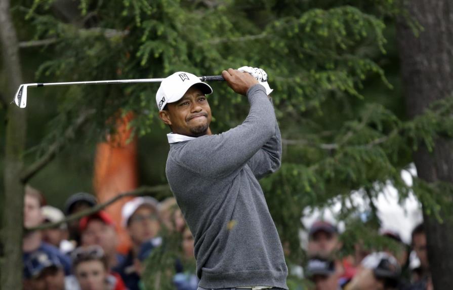 Tiger Woods regresa tras larga ausencia por lesión, de nuevo