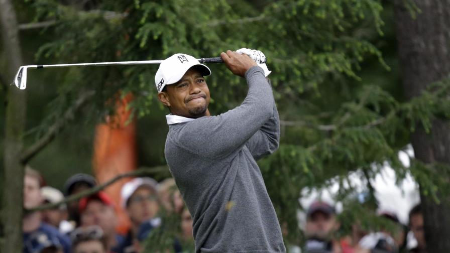 Tiger Woods regresa tras larga ausencia por lesión, de nuevo