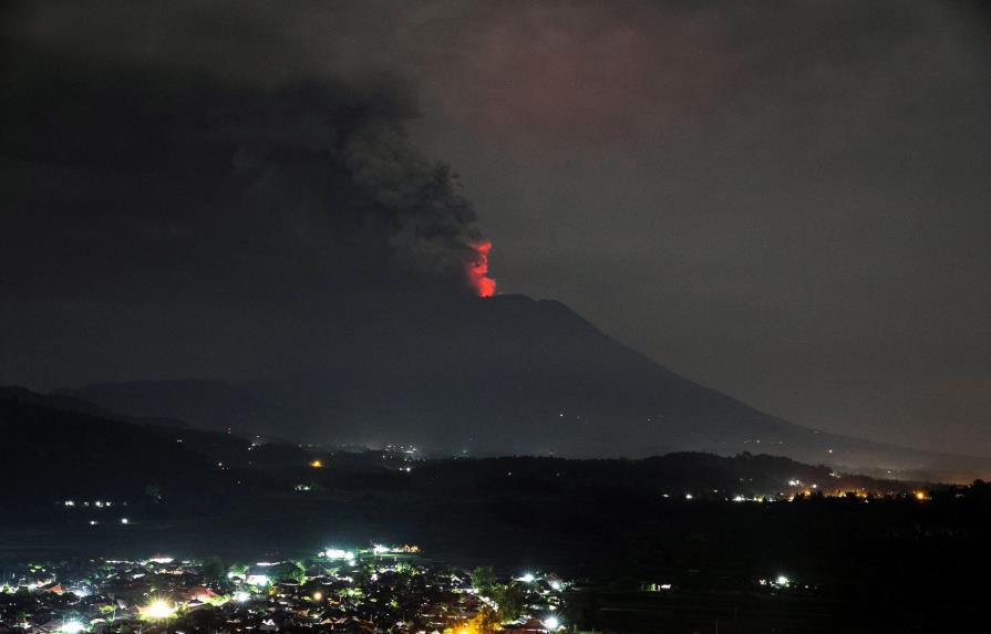 Unos 100.000 evacuados y 59.000 pasajeros afectados por volcán Agung en Bali