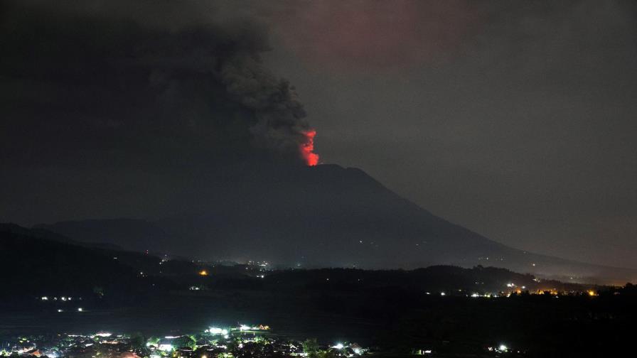 Unos 100.000 evacuados y 59.000 pasajeros afectados por volcán Agung en Bali