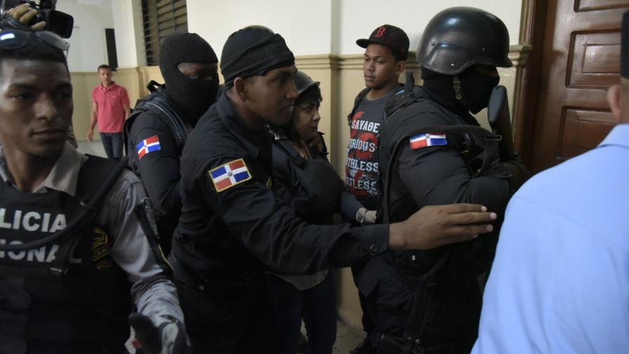 Ratifican medida de tres meses de coerción a Marlin Martínez, implicada en caso asesinato Emely Peguero Ratifican medida de tres meses de coerción a Marlin Martínez, implicada en caso asesinato Emely Peguero