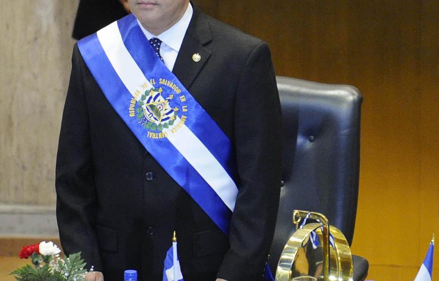 Expresidente salvadoreño y su hijo condenados por enriquecimiento ílicito