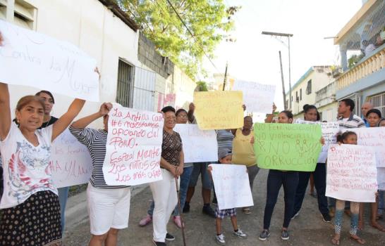 Vecinos de Las Antillas, Sabana Perdida, piden solución a sus problemas 