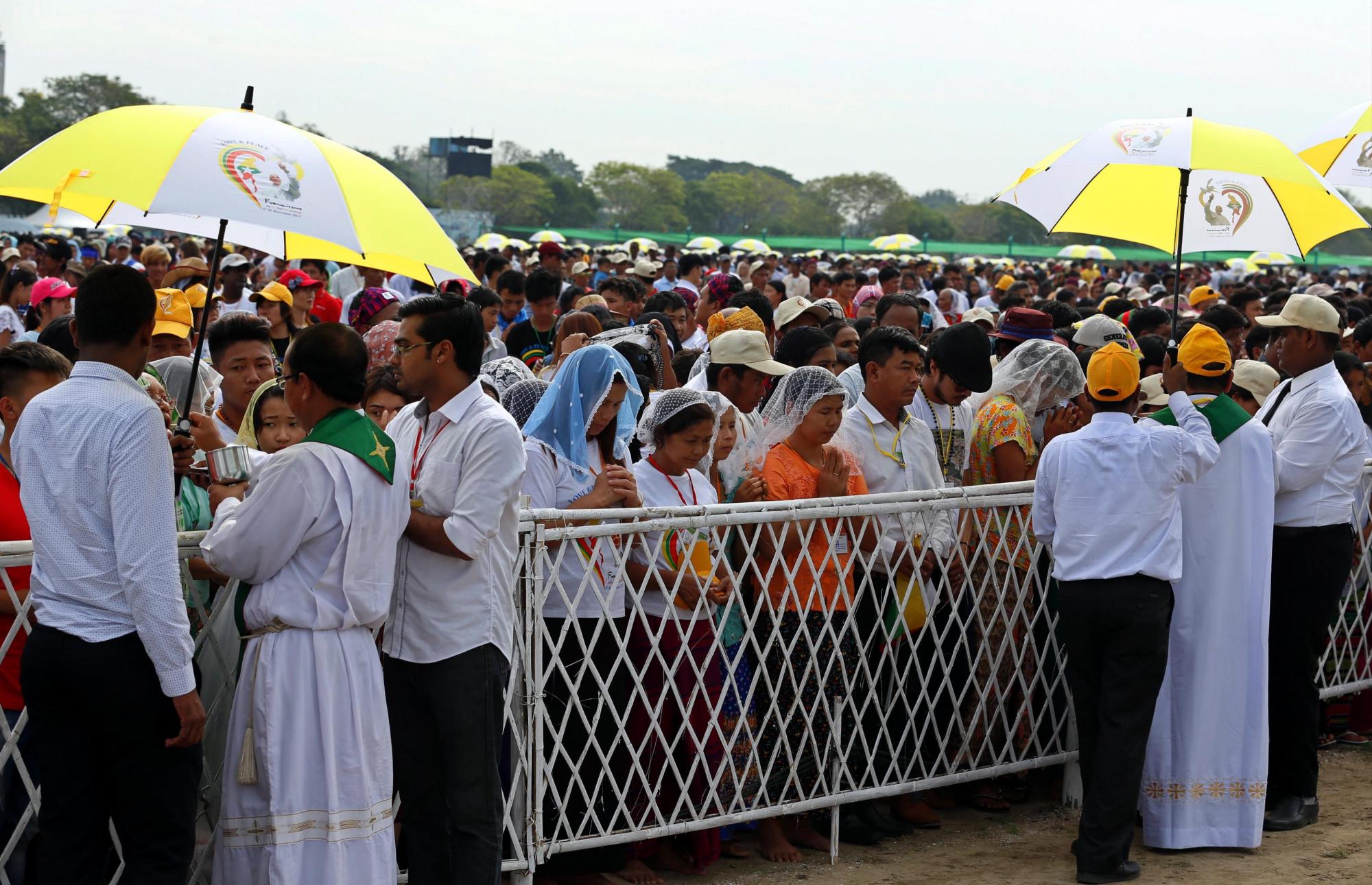 Fieles comulgan durante una misa oficiada por el papa Francisco en Rangún (Birmania) hoy, 29 de noviembre de 2017.