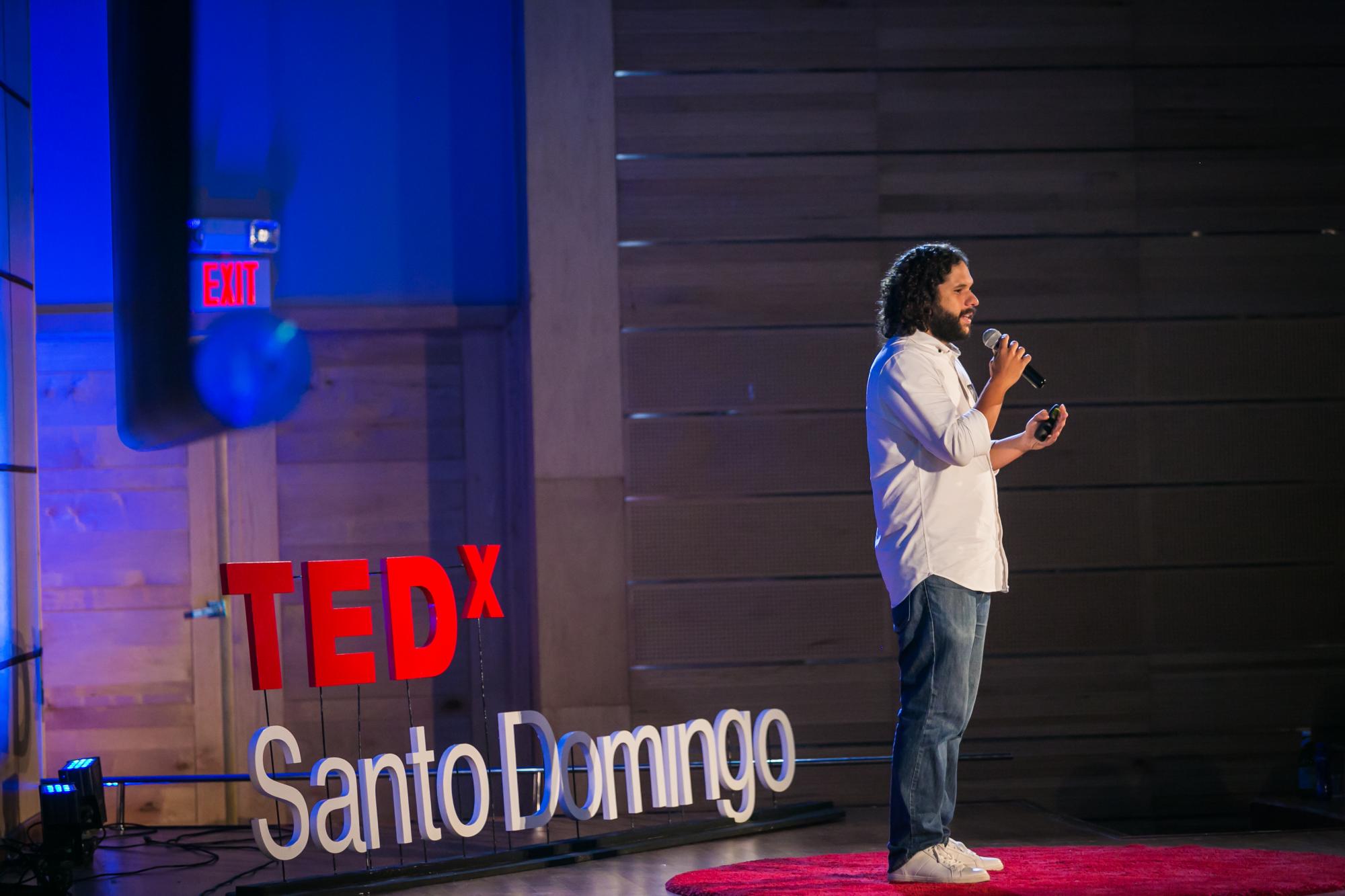 Poteleche impartiendo una charla ante publicistas