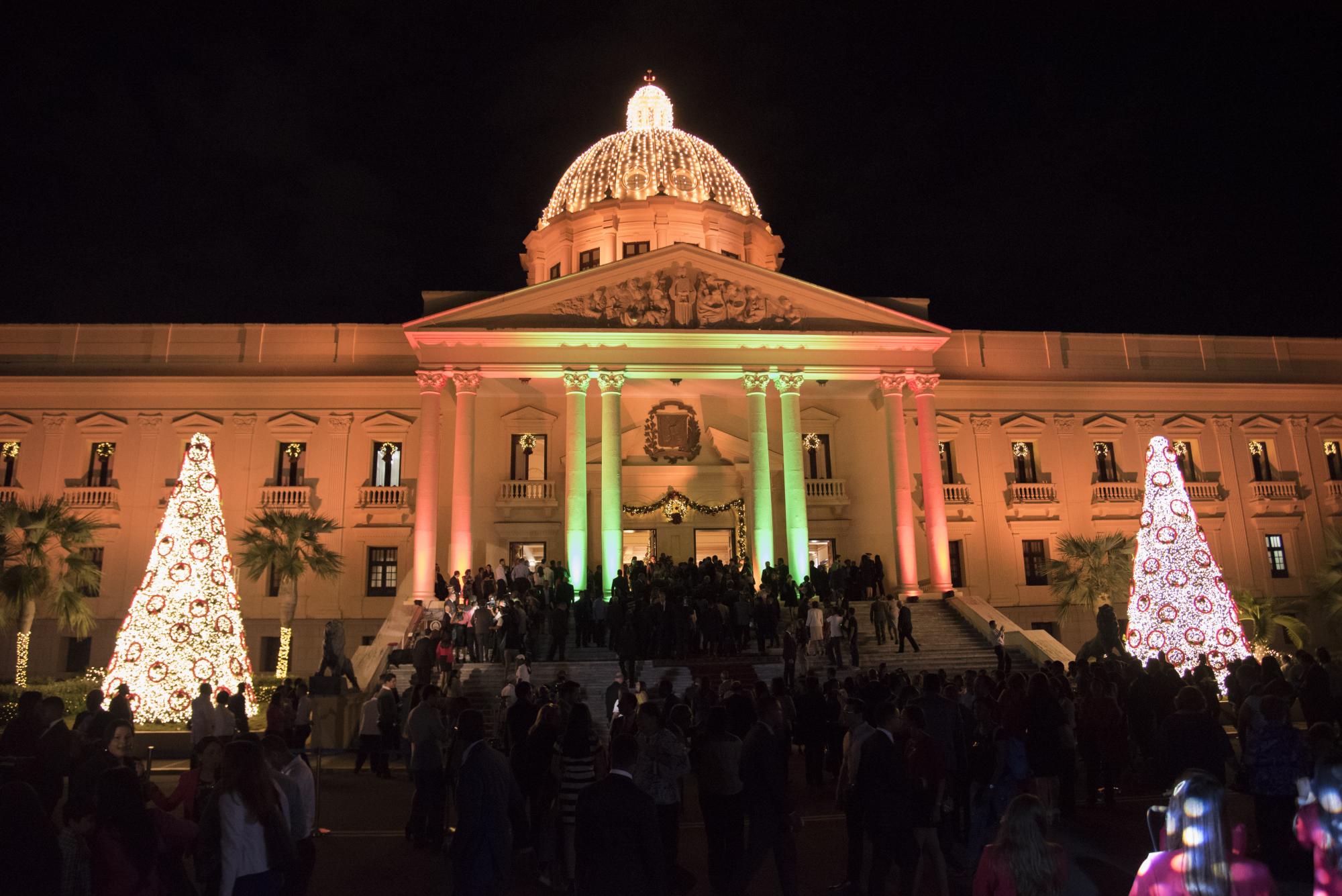 La casa de gobierno fue adornada con dos árboles navideños y luces en su cúpula. 