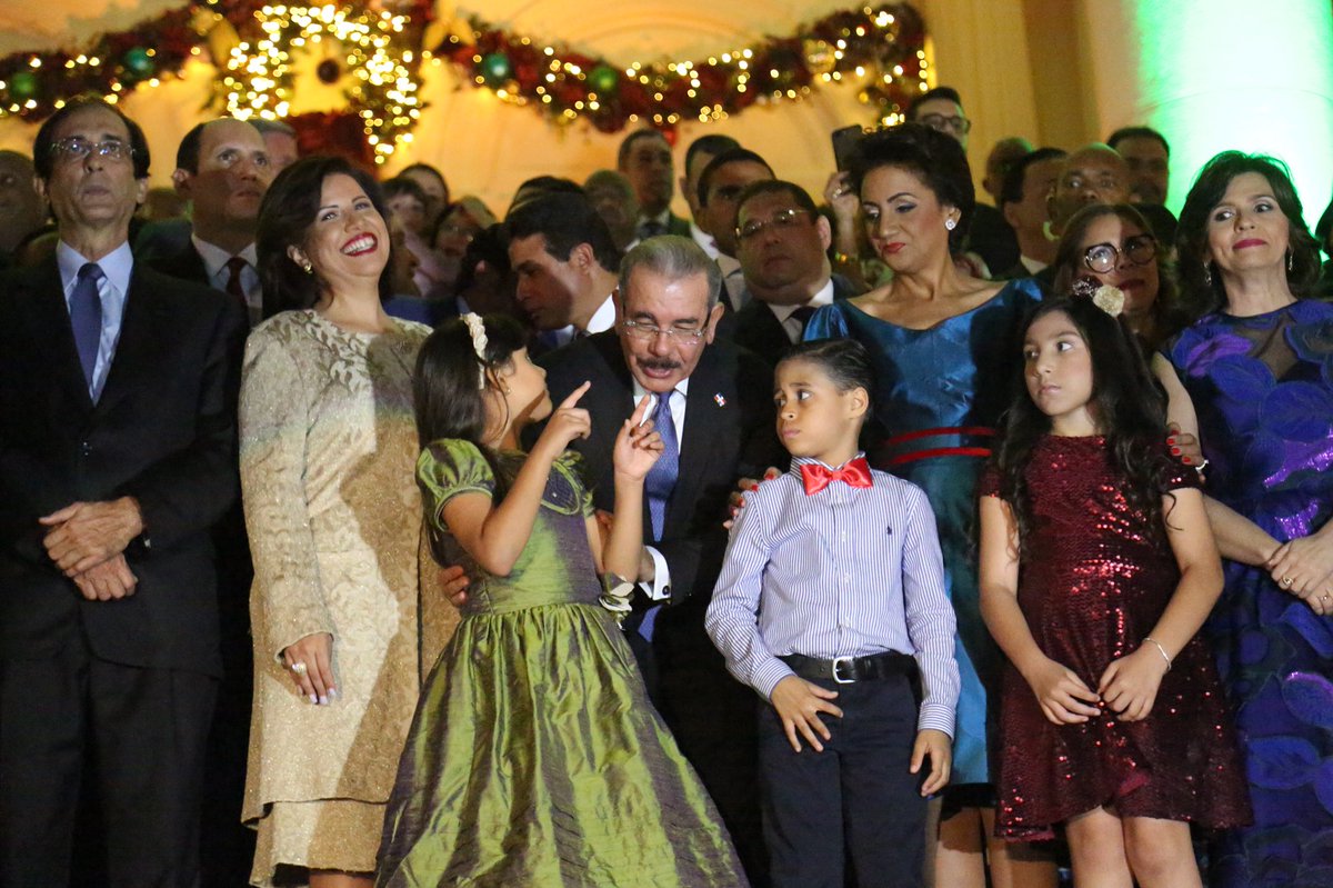 Medina conversa con niños que participaron de la actividad. 