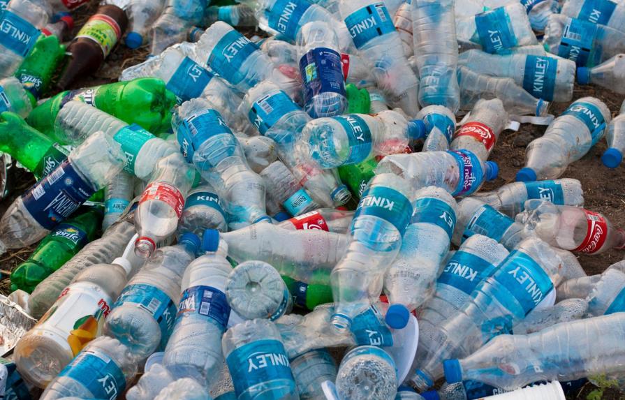 Reciclarán medio millón botellas para hacer mochilas para escolares en Perú 