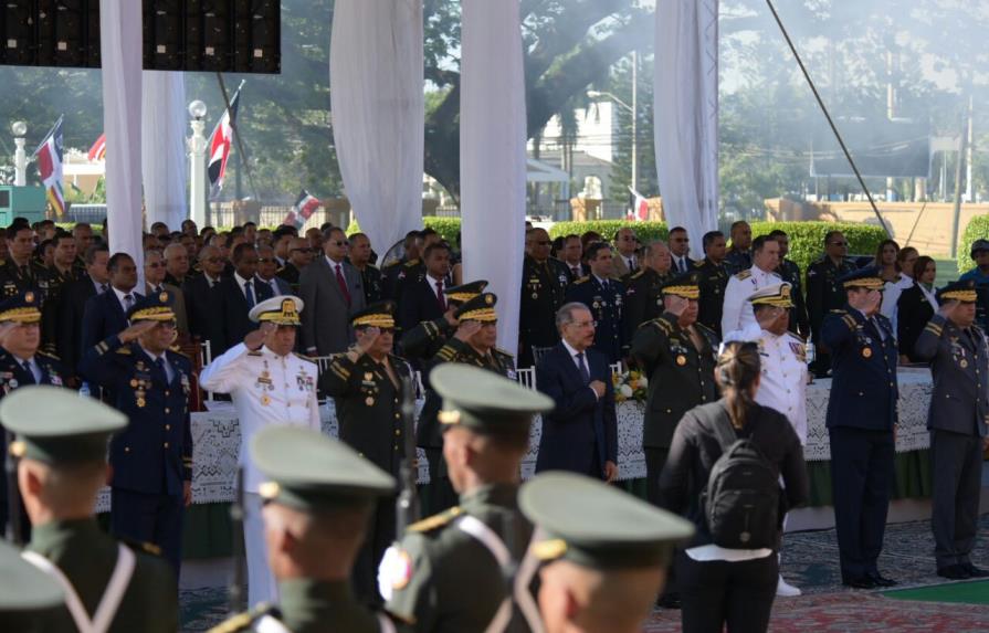 Danilo Medina juramenta 30 nuevos oficiales del Ejército