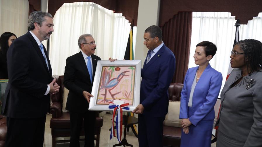 ¿Engañan al Presidente? Regala a su par de Jamaica obra supuestamente falsa ¿Engañan al Presidente? Regala a su par de Jamaica obra supuestamente falsa