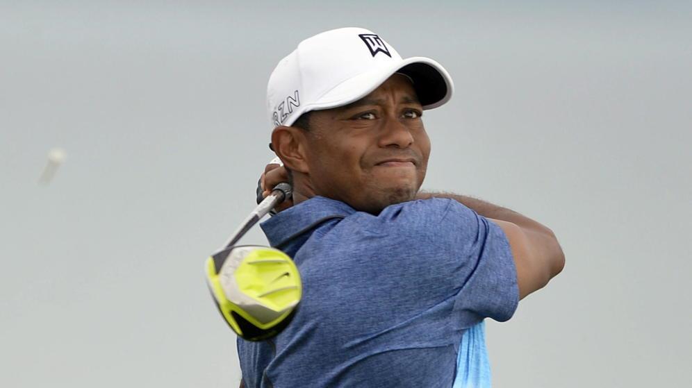 Tiger Woods sigue firme en el torneo de golf de Bahamas