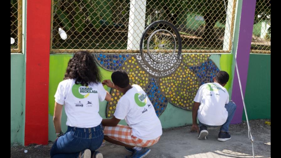 En Salcedo inauguran mural realizado con materiales reciclados