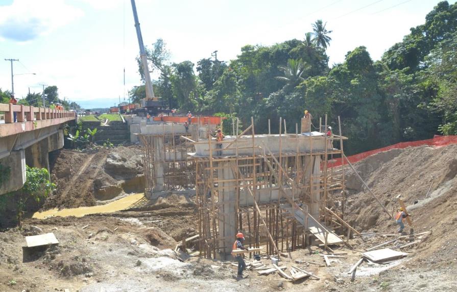 Danilo supervisa reconstrucción de hospital y puente en La Vega