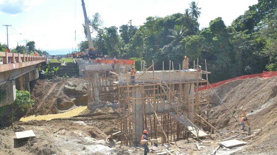 Danilo supervisa reconstrucción de hospital y puente en La Vega