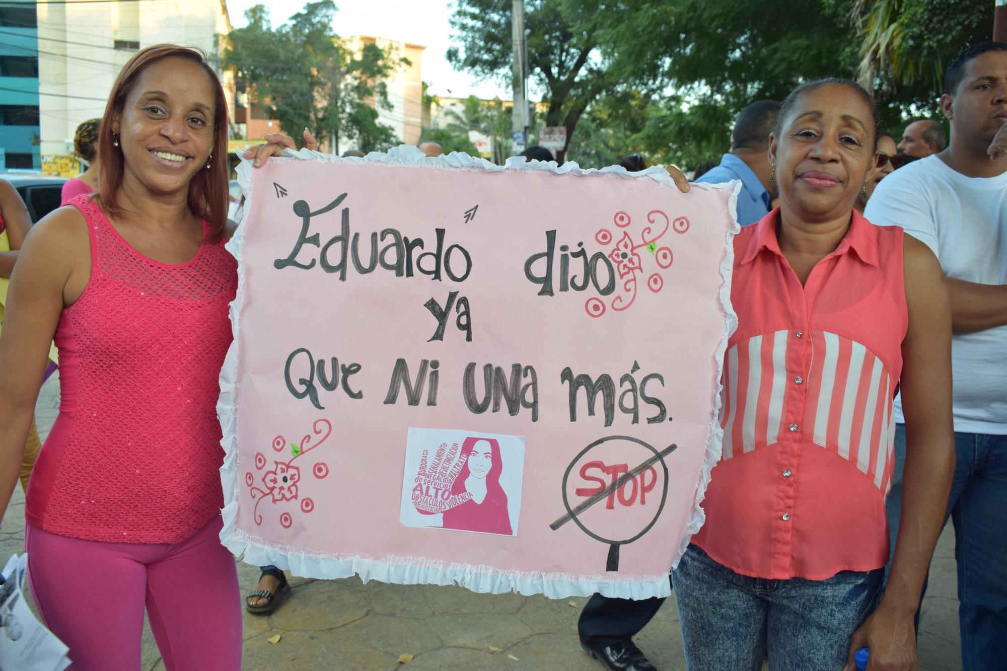 Las participantes de la marcha mostraron pancartas contra la violencia.