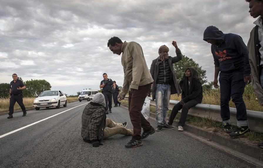 El vagabundeo de los migrantes en el oeste de Francia inquieta y moviliza