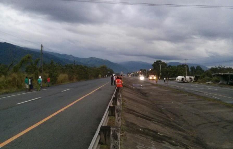 Un muerto durante accidente que mantiene desviado el tránsito en la Autopista Duarte 