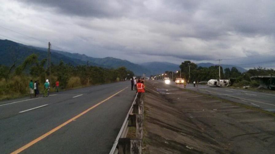 Un muerto durante accidente que mantiene desviado el tránsito en la Autopista Duarte 