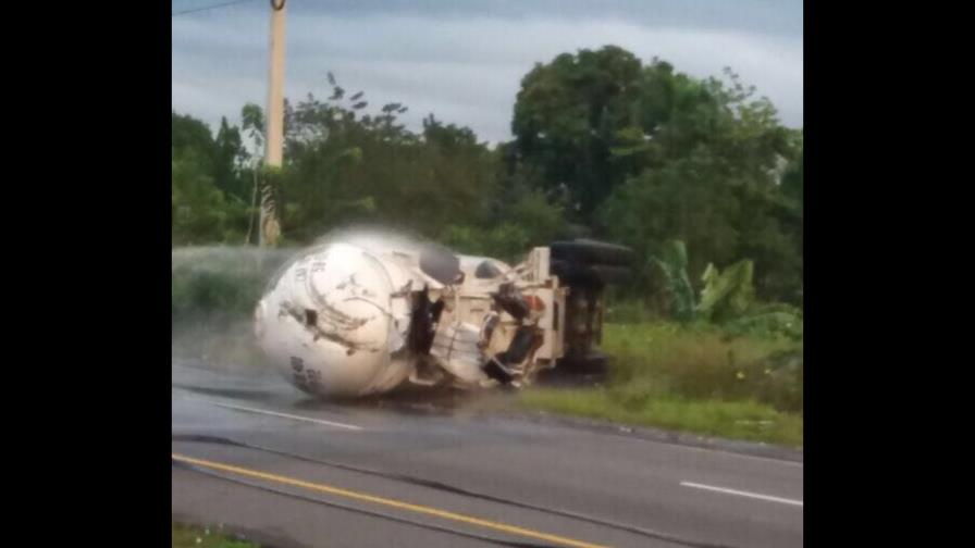 Fuga de gas impide remoción de tanquero involucrado en accidente en autopista Duarte