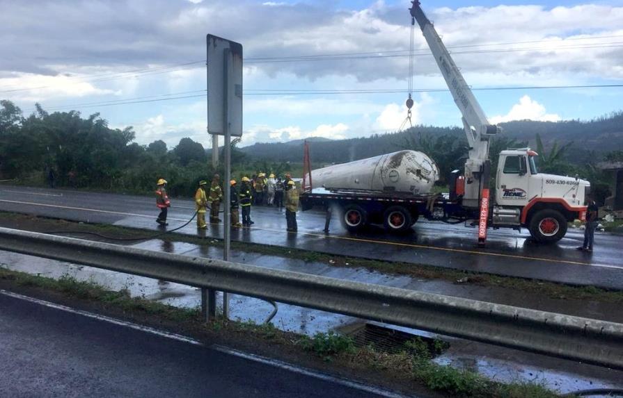 Grúa empieza el retiro de camión tanquero que bloquea autopista Duarte 