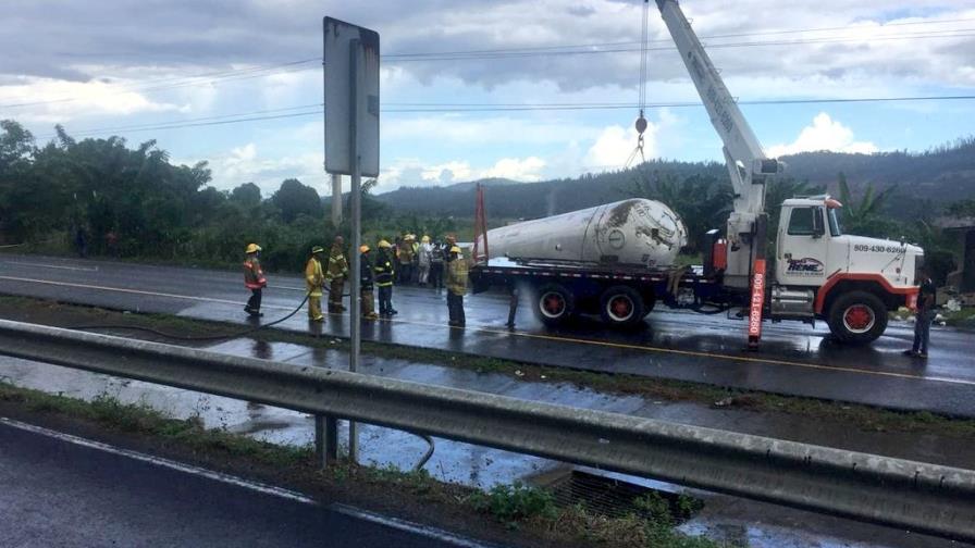 Grúa empieza el retiro de camión tanquero que bloquea autopista Duarte Grúa empieza el retiro de camión tanquero que bloquea autopista Duarte