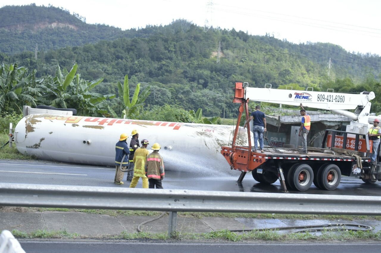 A las 3:15 de la tarde los bomberos todavía enfriaban el tanque cargado de gas para evitar una tragedia.