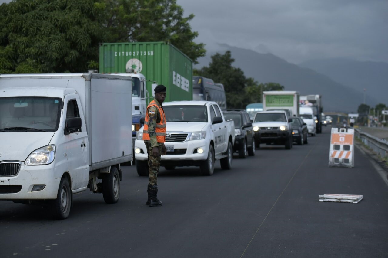 Se habilitaron los carriles de la autopista Duarte en dirección Santiago- Santo Domingo, para que los vehículos transiten en ambos sentidos.
