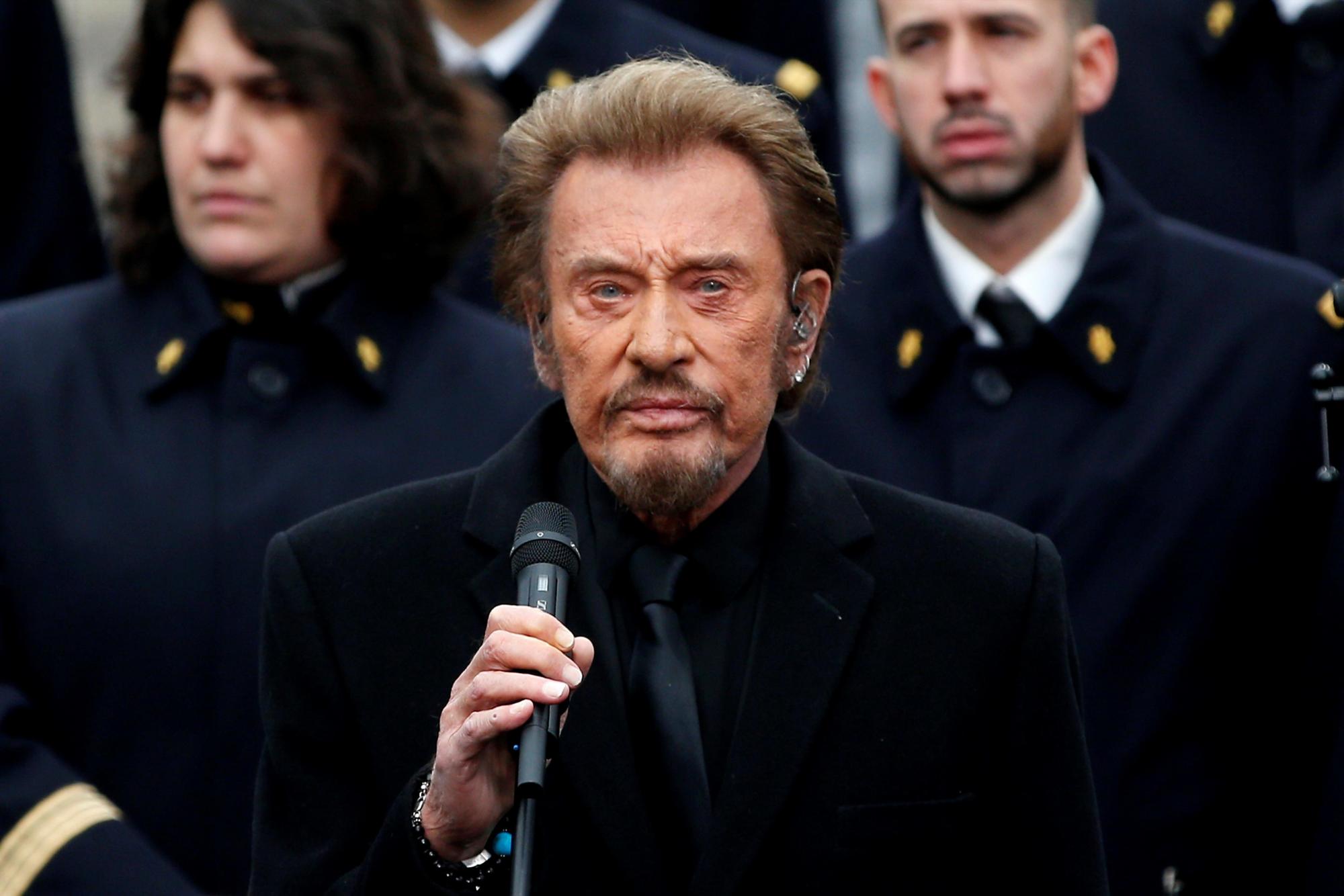 . Johnny Hallyday, considerado el padre del rock and roll francés, ha fallecido la noche del 5 de diciembre de 2017 en París, a los 74 años de edad, víctima de un cáncer que él mismo hizo público en marzo pasado.
