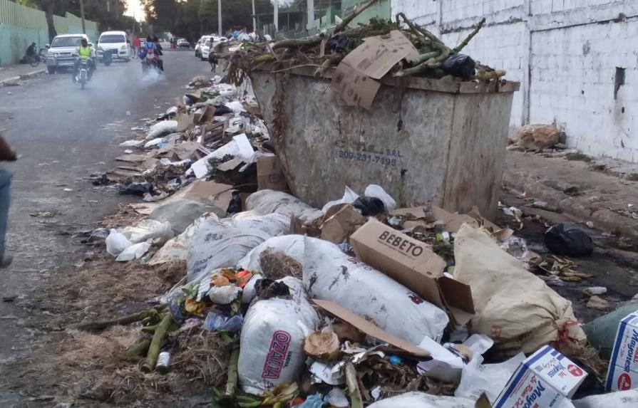Denuncian cúmulo de basura en mercado público de Barahona  