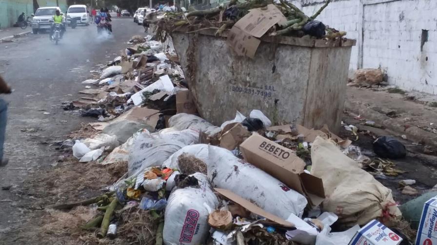 Denuncian cúmulo de basura en mercado público de Barahona  