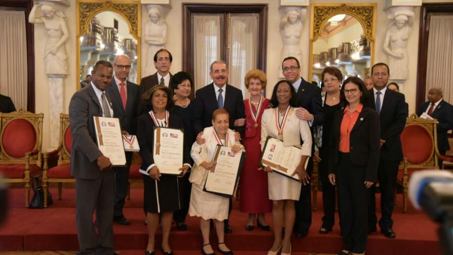 Medina otorga galardón Ercilia Pepín a centros educativos y maestros
