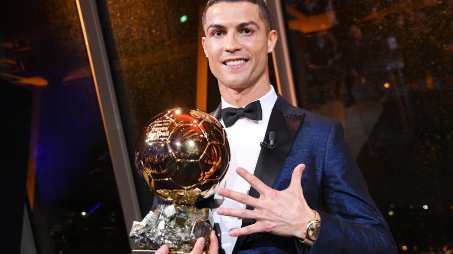 Ronaldo recibe su quinto Balón de Oro