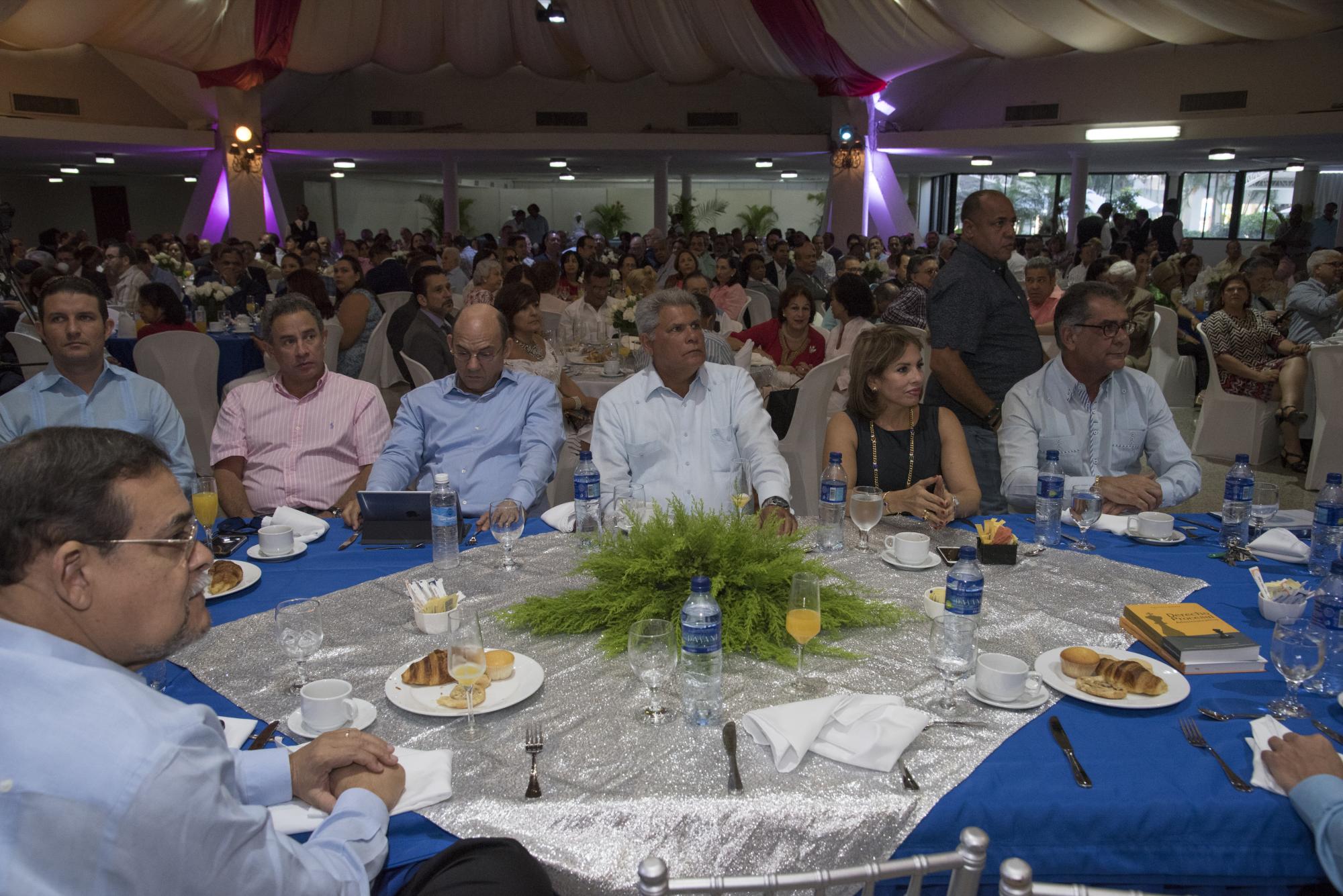 Panorámica de los asistentes al desayuno del club Naco, donde se reconoció con la dedicatoria a Frank Prats. 