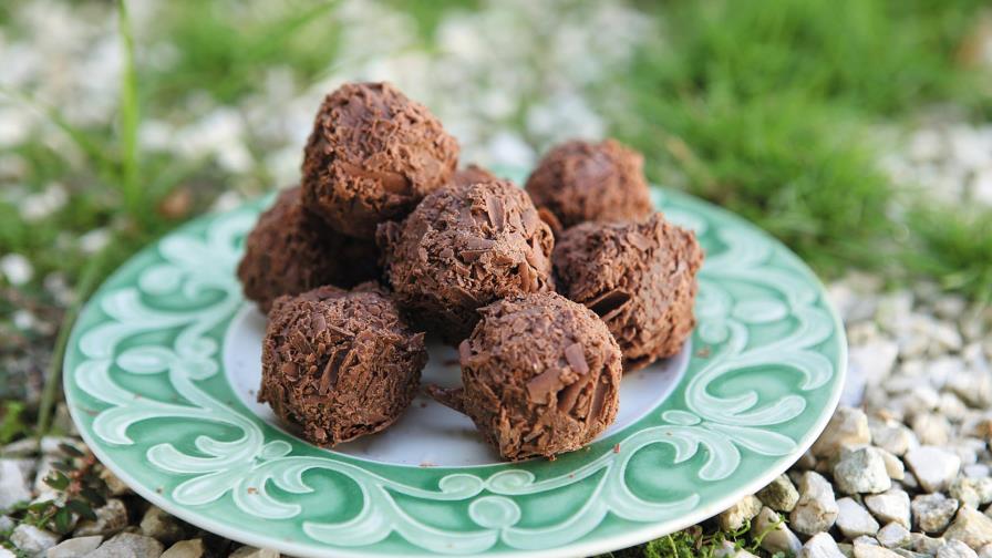 Trufas de jengibre y canela.
Trufas de jengibre y canela Trufas de jengibre y canela.
Trufas de jengibre y canela
