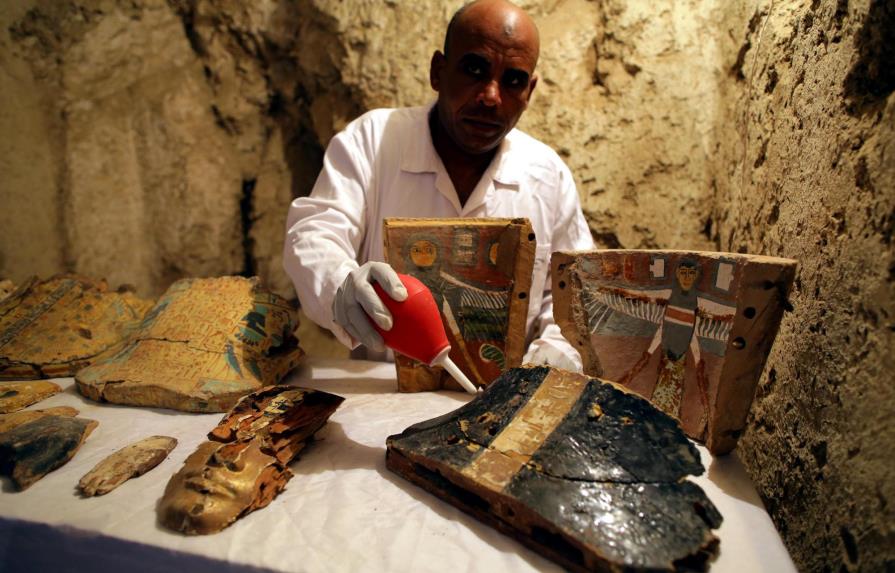 Arqueólogos descubren dos tumbas antiguas en Luxor, Egipto