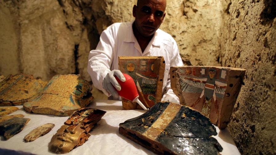 Arqueólogos descubren dos tumbas antiguas en Luxor, Egipto Arqueólogos descubren dos tumbas antiguas en Luxor, Egipto
