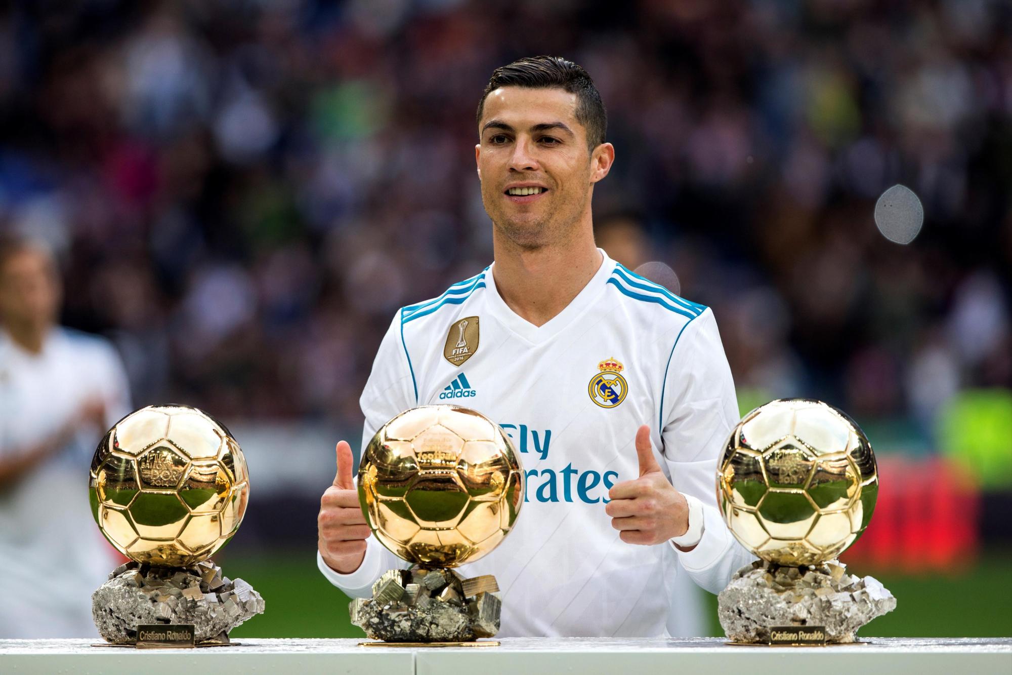 El delantero portugués del Real Madrid Cristiano Ronaldo muestra sus cincos Balones de oro antes del partido de liga ante el Sevilla en el estadio Santiago Bernabeu.
