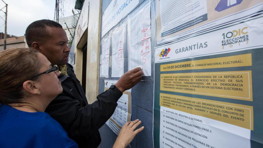 Rector electoral denuncia irregularidades en comicios en Venezuela