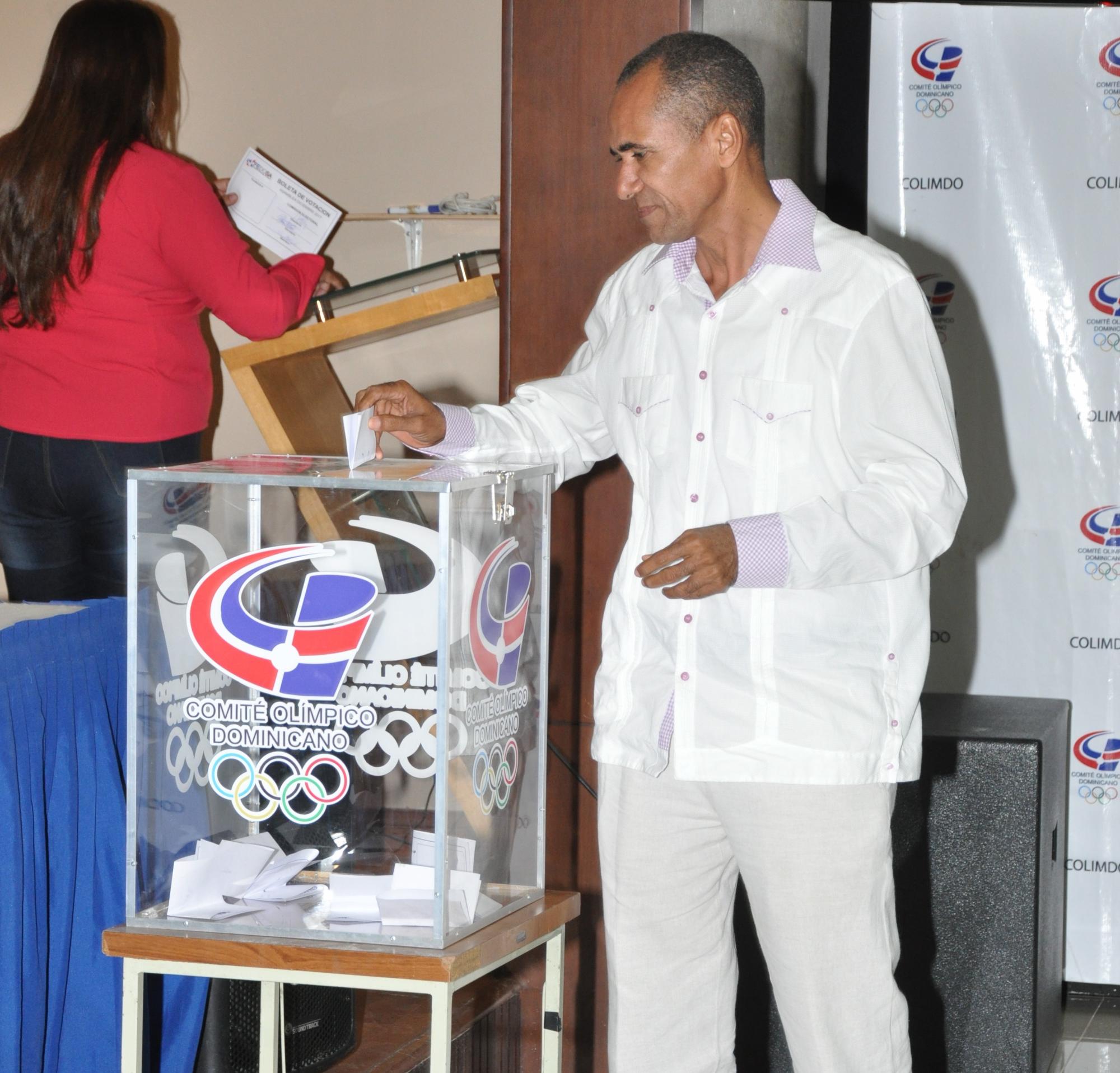 Las elecciones de Fedosa fueron una muestra de unidad y la consolidación del ingeniero Garibaldy Bautista como líder del sóftbol en la República Dominicana. Manolo Estevez de San José de Oca al momento de ejercer el voto.