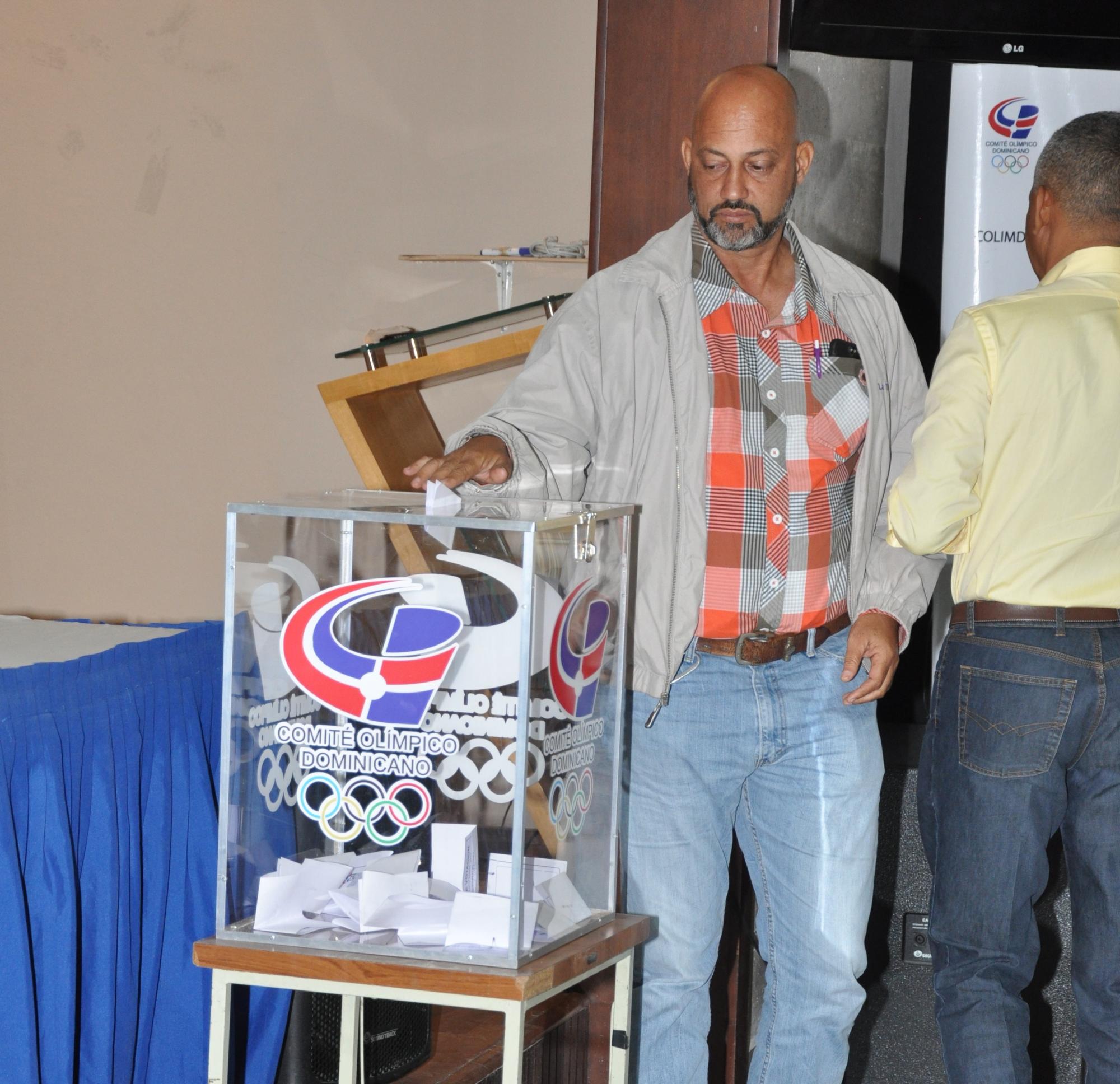 Las elecciones de Fedosa fueron una muestra de unidad y la consolidación del ingeniero Garibaldy Bautista como líder del sóftbol en la República Dominicana. Osvaldo Arzola de Santiago, al momento de ejercer el voto.